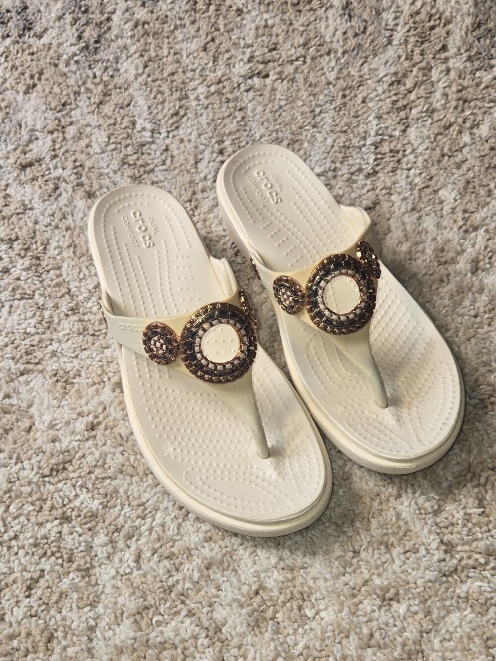 Crocs Sanrah Diamonte Wedge Sandal in Oyster Size 8